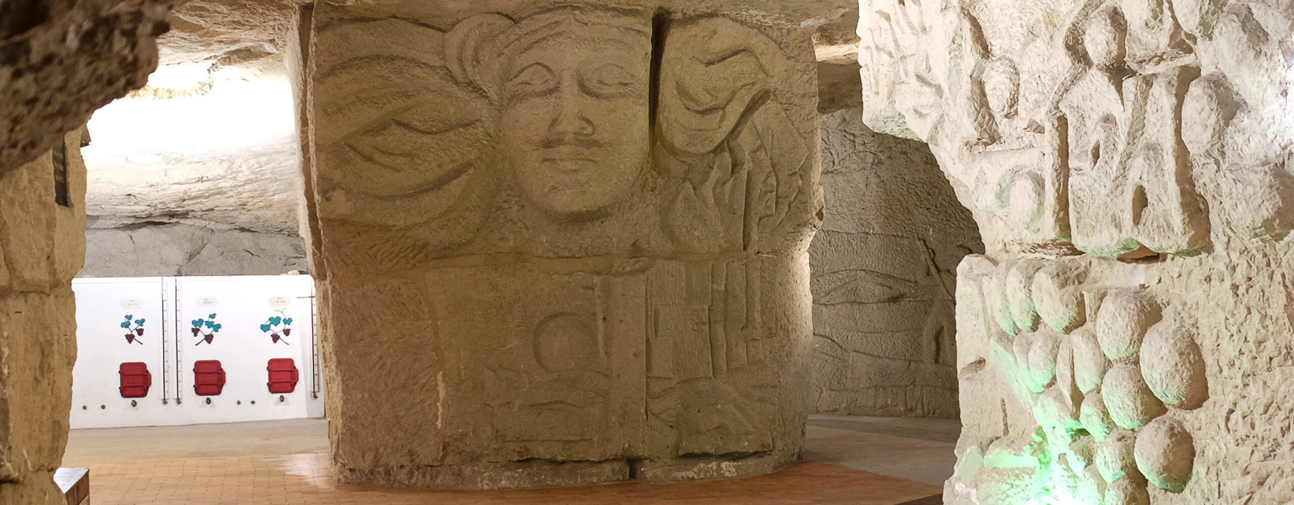 Cave aux parois sculptées de la Maison des Vins du Véron